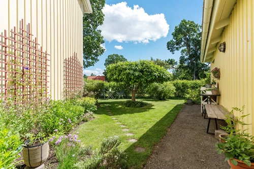 Förråd- och garagebyggnad intill.