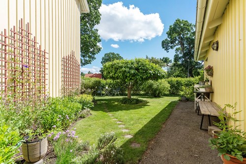 Förråd- och garagebyggnad intill.