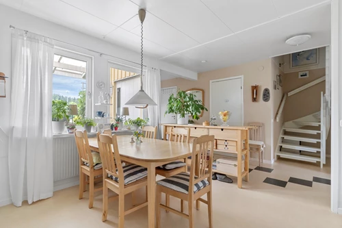 Trapp upp till övre plan.